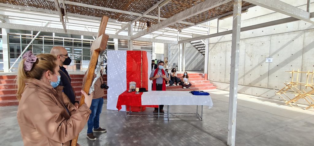 LA NOVENA ESTACION “JESÚS CAE POR TERCERA VEZ” DEL VIA CRUCIS SE ACOGIO EN EL PATIO DEL AGUA DE LA ESCUELA DE ARQUITECTURA